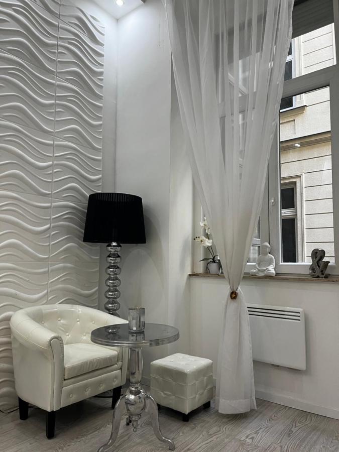 White Luxury Apartment Budapest