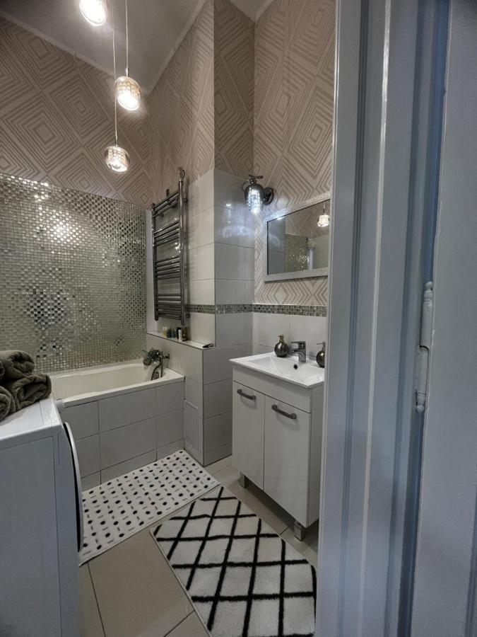 White Luxury Apartment Budapest