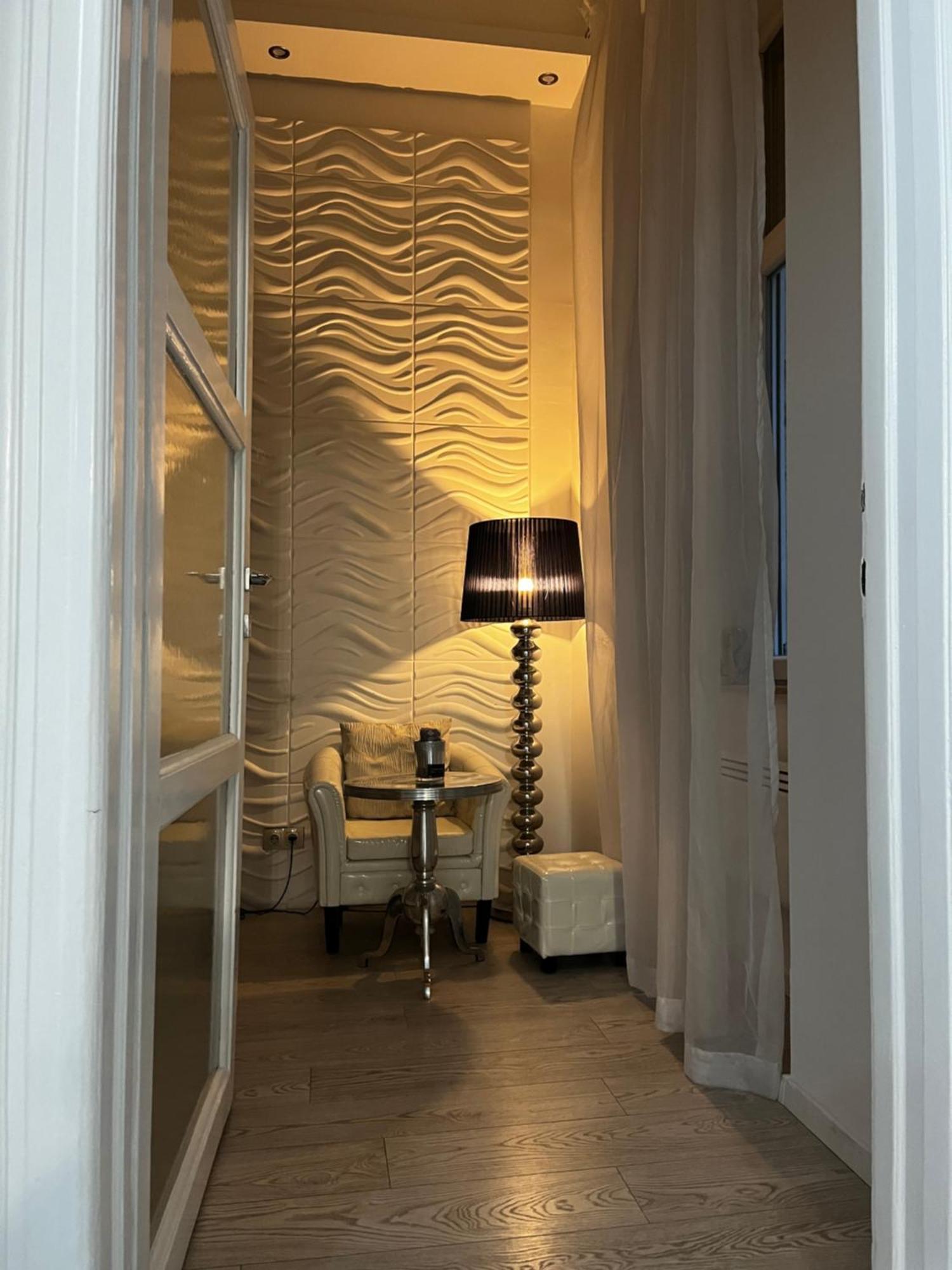 White Luxury Apartment *